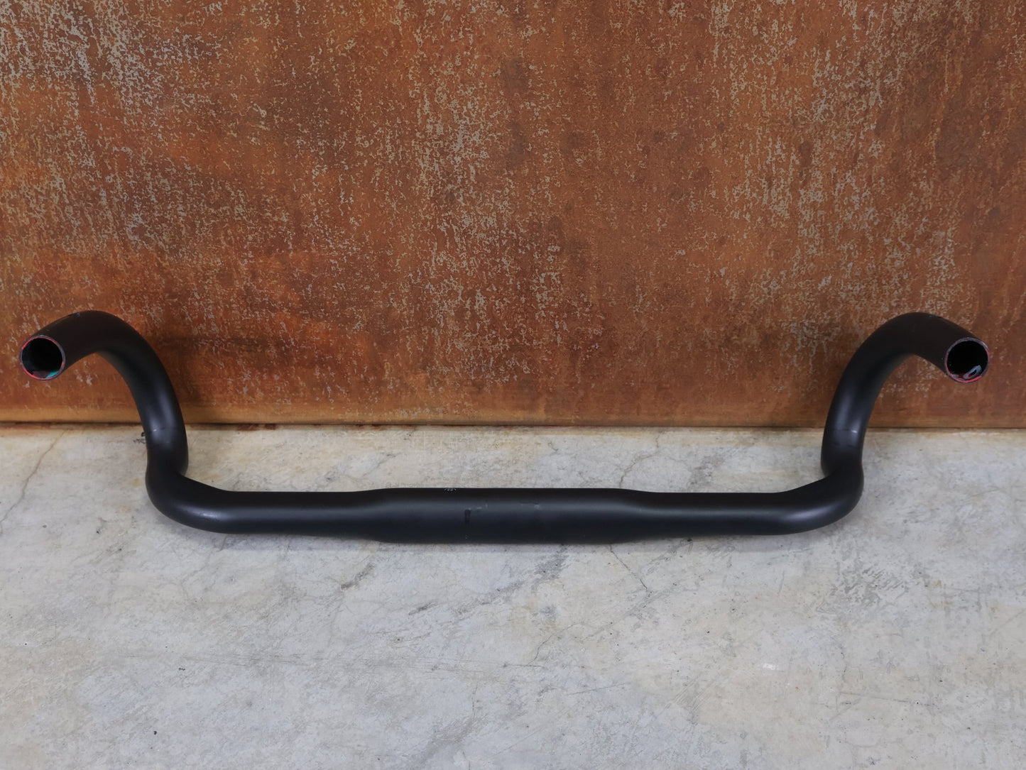 Lenker von Bontrager, BONTRAGER GR PRO ISOCORE GRAVELLENKER – OCLV CARBON – 15° FLARE – 400/460 MM vor USEDBIKES - OB.DE Hintergrund