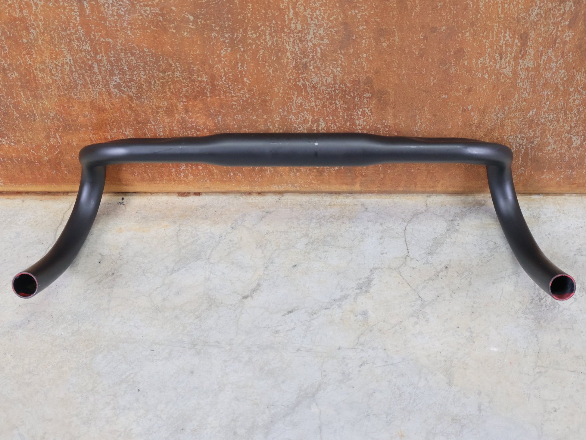 Lenker von Bontrager, BONTRAGER GR PRO ISOCORE GRAVELLENKER – OCLV CARBON – 15° FLARE – 400/460 MM vor USEDBIKES - OB.DE Hintergrund