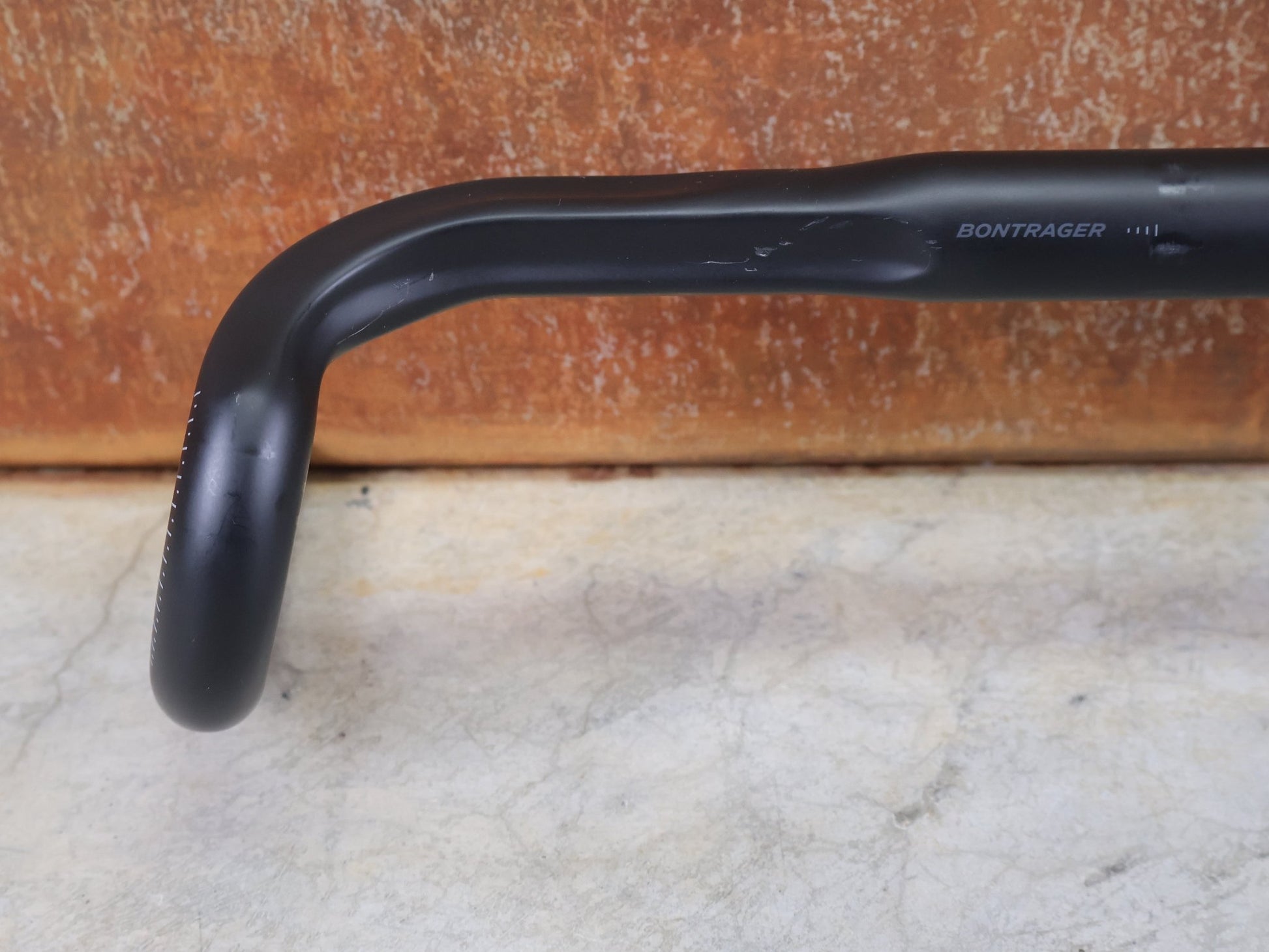 Lenker von Bontrager, BONTRAGER GR PRO ISOCORE GRAVELLENKER – OCLV CARBON – 15° FLARE – 400/460 MM vor USEDBIKES - OB.DE Hintergrund