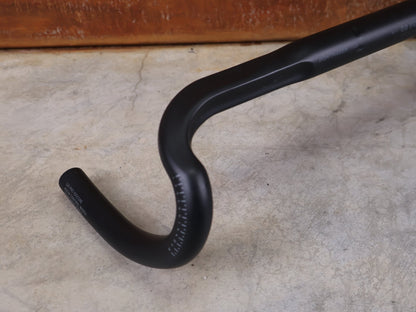 Lenker von Bontrager, BONTRAGER GR PRO ISOCORE GRAVELLENKER – OCLV CARBON – 15° FLARE – 400/460 MM vor USEDBIKES - OB.DE Hintergrund