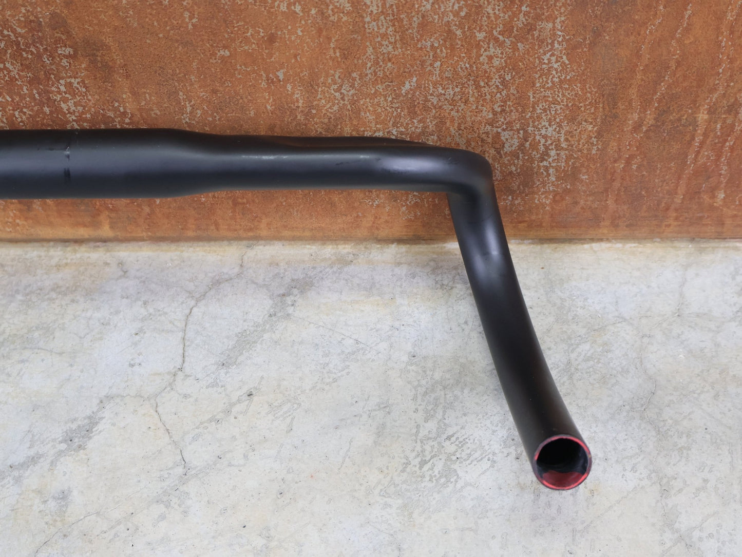 Lenker von Bontrager, BONTRAGER GR PRO ISOCORE GRAVELLENKER – OCLV CARBON – 15° FLARE – 400/460 MM vor USEDBIKES - OB.DE Hintergrund