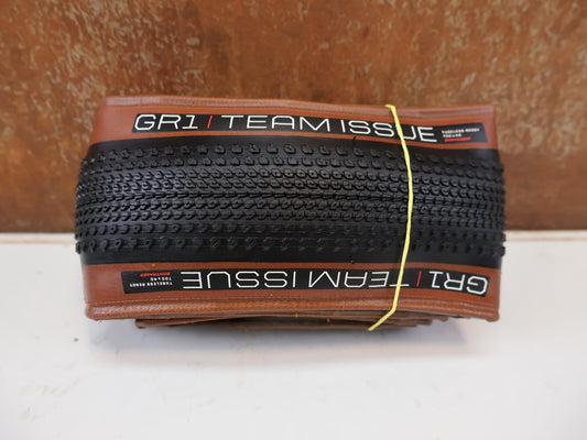 Reifen von Bontrager, BONTRAGER GR1 TEAM ISSUE GRAVELREIFEN SET / 2X REIFEN 40-622 700 X 40MM TLR BROWN vor USEDBIKES-OB.DE Hintergrund