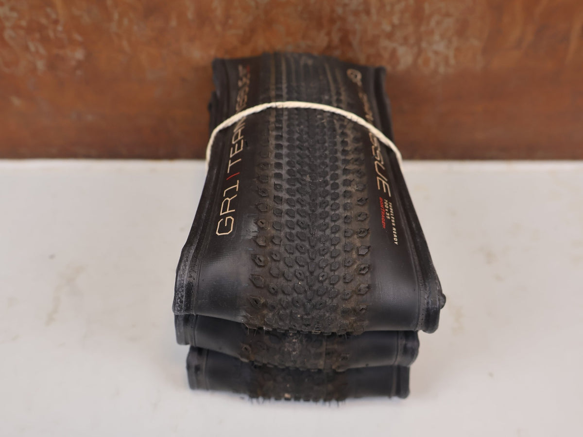 Reifen von Bontrager, Bontrager GR1 Team Issue Reifen Set 35-622 TLR Schwarz 2x vor USEDBIKES-OB.DE Hintergrund