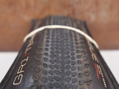 Reifen von Bontrager, Bontrager GR1 Team Issue Reifen Set 35-622 TLR Schwarz 2x vor USEDBIKES-OB.DE Hintergrund