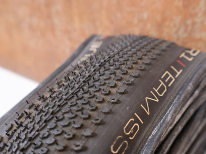 Reifen von Bontrager, Bontrager GR1 Team Issue Reifen Set 35-622 TLR Schwarz 2x vor USEDBIKES-OB.DE Hintergrund