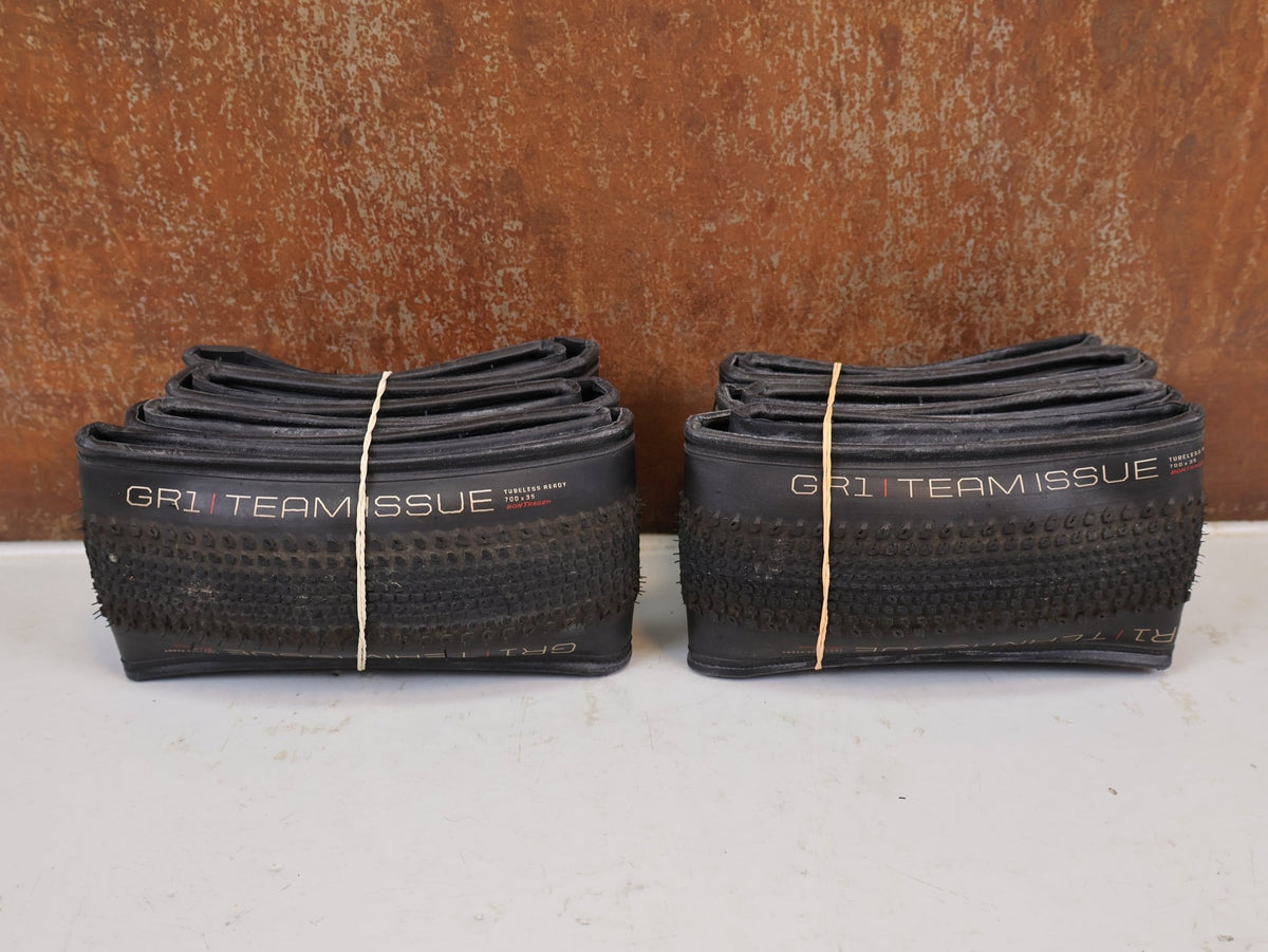 Reifen von Bontrager, Bontrager GR1 Team Issue Reifen Set 35-622 TLR Schwarz 2x vor USEDBIKES-OB.DE Hintergrund