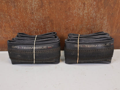 Reifen von Bontrager, Bontrager GR1 Team Issue Reifen Set 35-622 TLR Schwarz 2x vor USEDBIKES-OB.DE Hintergrund