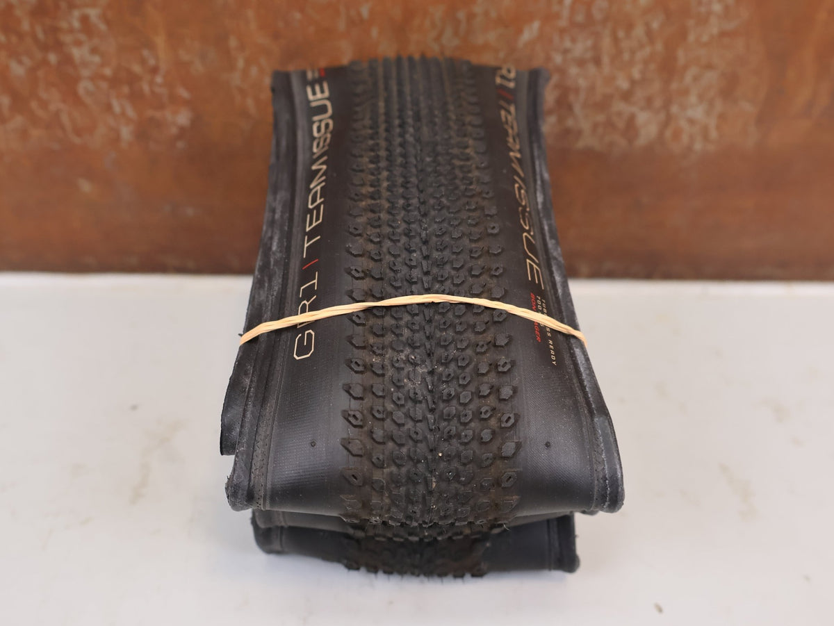 Reifen von Bontrager, Bontrager GR1 Team Issue Reifen Set 35-622 TLR Schwarz 2x vor USEDBIKES-OB.DE Hintergrund