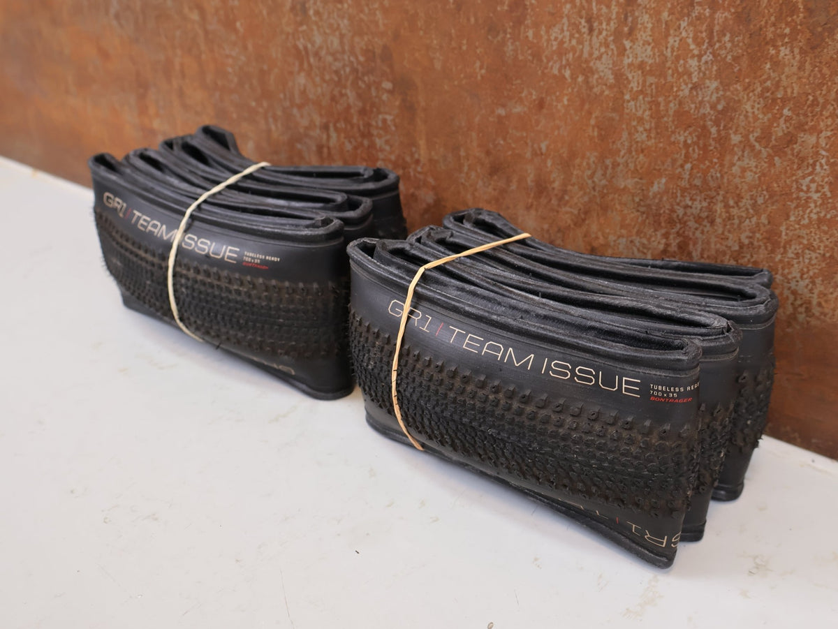 Reifen von Bontrager, Bontrager GR1 Team Issue Reifen Set 35-622 TLR Schwarz 2x vor USEDBIKES-OB.DE Hintergrund