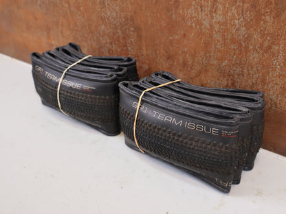 Reifen von Bontrager, Bontrager GR1 Team Issue Reifen Set 35-622 TLR Schwarz 2x vor USEDBIKES-OB.DE Hintergrund