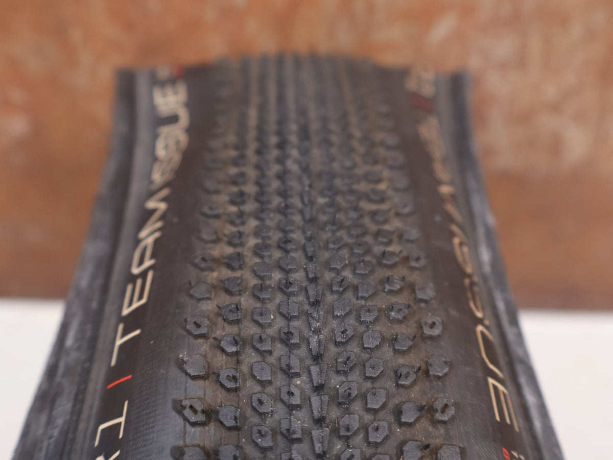 Reifen von Bontrager, Bontrager GR1 Team Issue Reifen Set 35-622 TLR Schwarz 2x vor USEDBIKES-OB.DE Hintergrund