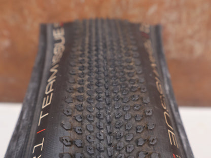 Reifen von Bontrager, Bontrager GR1 Team Issue Reifen Set 35-622 TLR Schwarz 2x vor USEDBIKES-OB.DE Hintergrund
