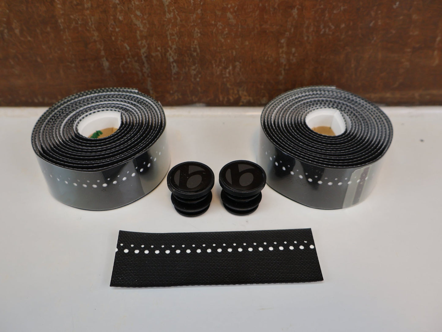 Griffe und Lenkerbänder von Bontrager, BONTRAGER GRIPPYTACK LENKERBAND / BLACK - WHITE / RUTSCHFEST / 537993 vor USEDBIKES - OB.DE Hintergrund