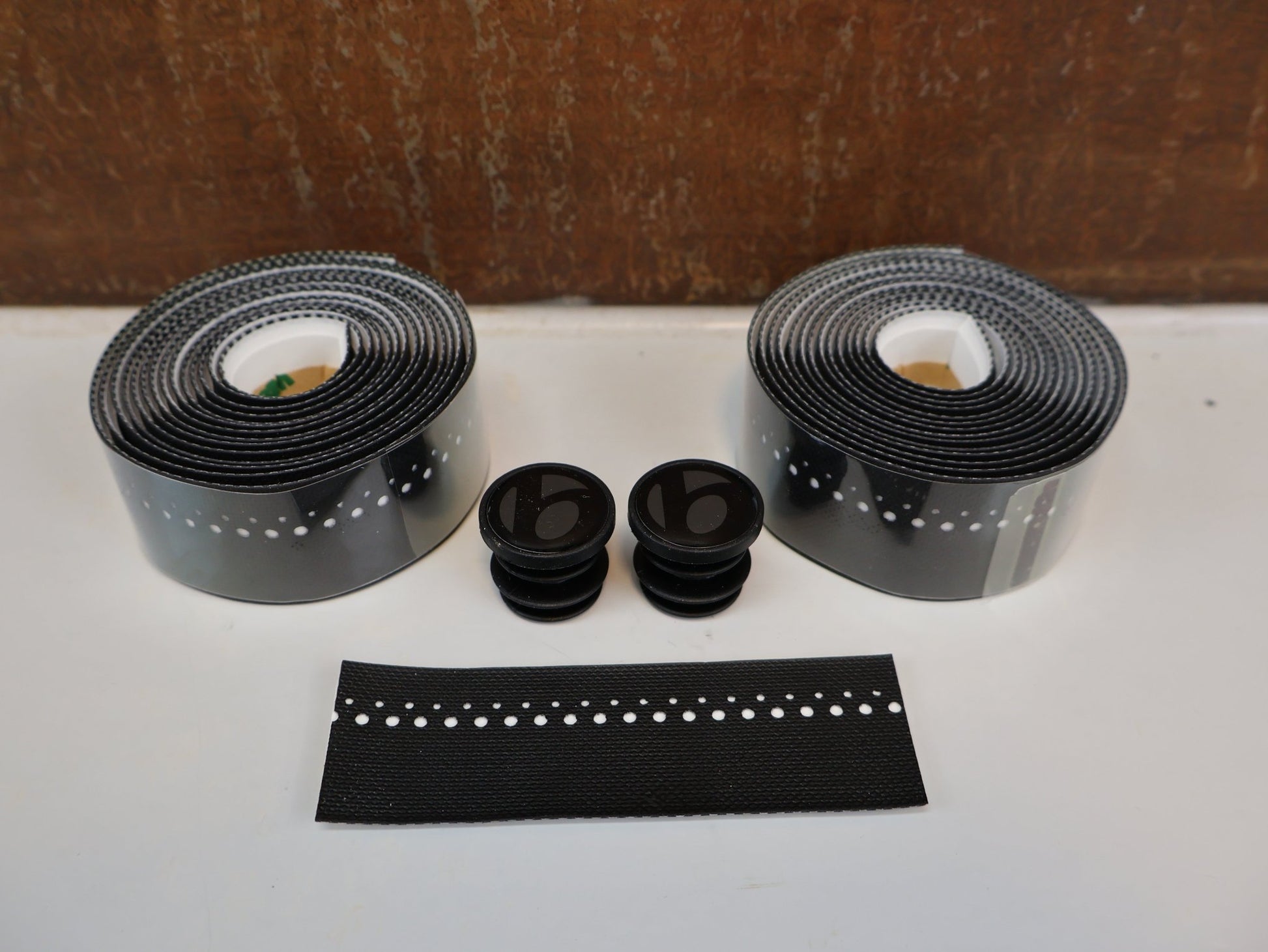 Griffe und Lenkerbänder von Bontrager, BONTRAGER GRIPPYTACK LENKERBAND / BLACK - WHITE / RUTSCHFEST / 537993 vor USEDBIKES - OB.DE Hintergrund