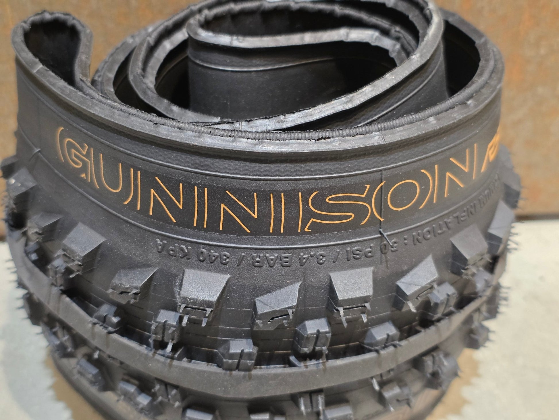 Reifen von Bontrager, BONTRAGER GUNNISON RSL XT TLR MOUNTAINBIKE REIFEN 29X2.40 vor USEDBIKES - OB.DE Hintergrund