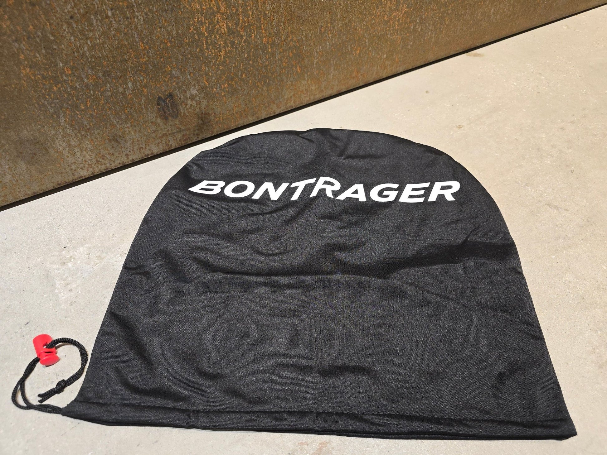 Taschen & Rucksäcke von Bontrager, BONTRAGER HELMTASCHE FLEECE in variant_title vor USEDBIKES - OB.DE Hintergrund