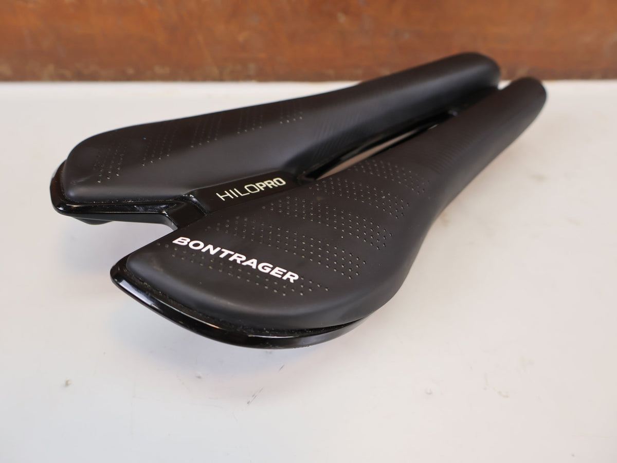 Sattel von Bontrager, Bontrager Hilo Pro Carbon Sattel 240x134mm Triathlon TT vor USEDBIKES-OB.DE Hintergrund