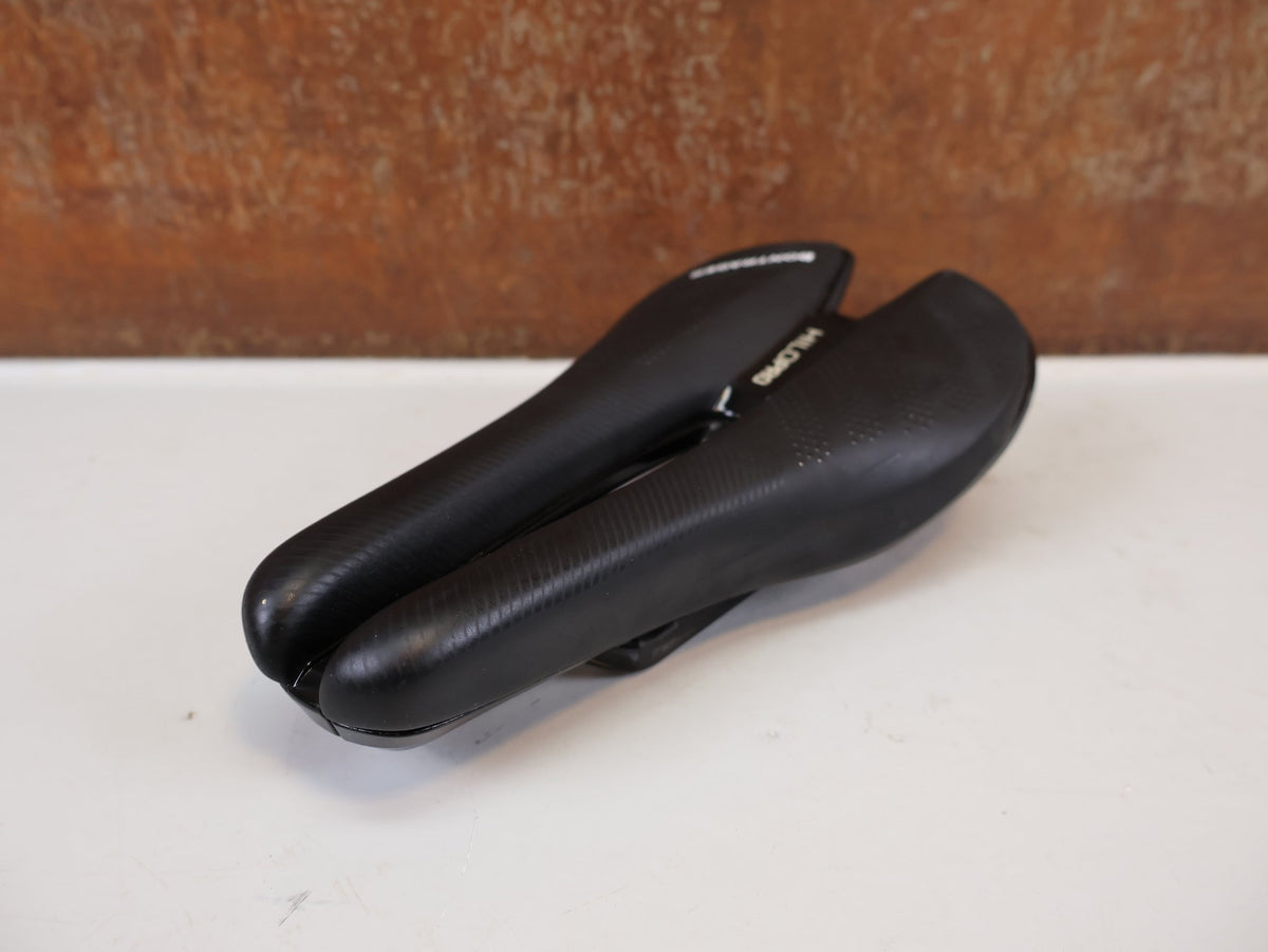 Sattel von Bontrager, Bontrager Hilo Pro Carbon Sattel 240x134mm Triathlon TT vor USEDBIKES-OB.DE Hintergrund