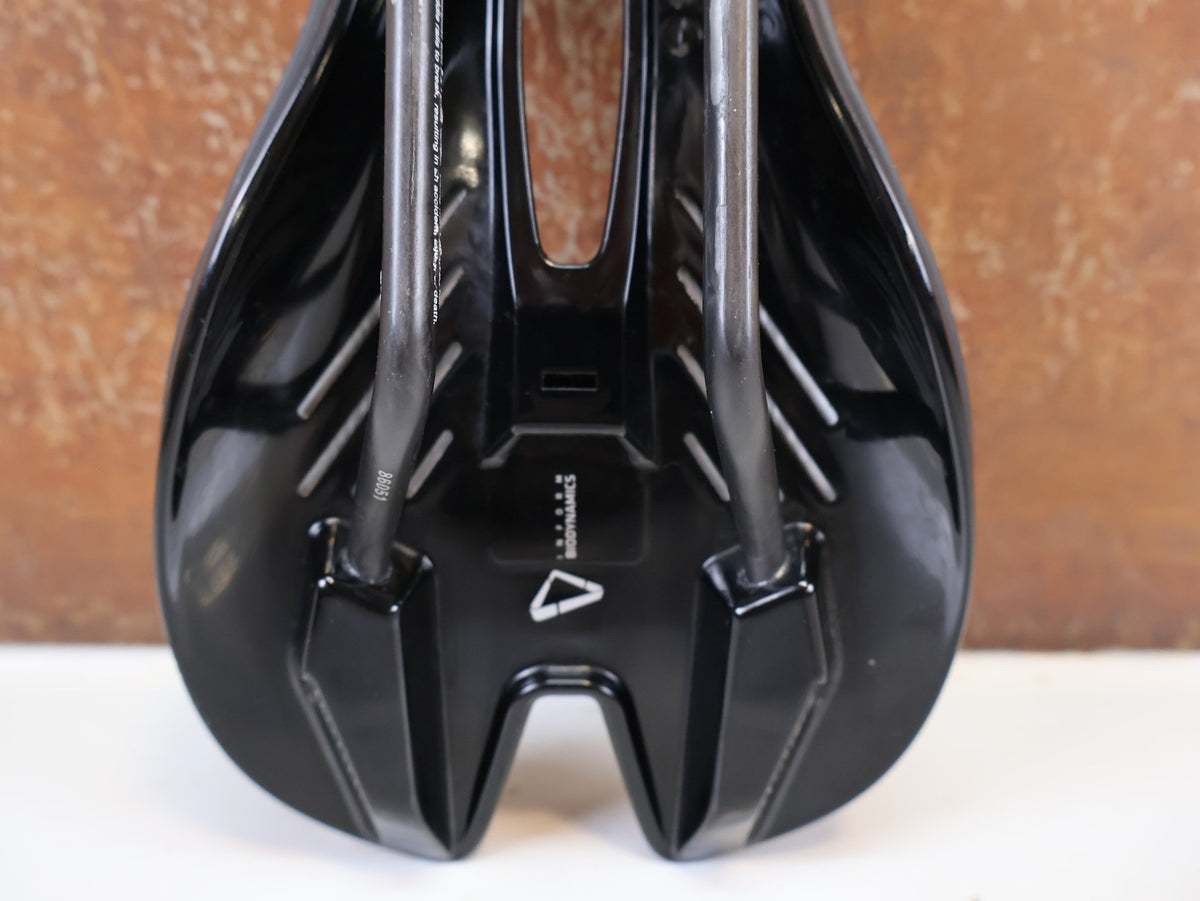 Sattel von Bontrager, Bontrager Hilo Pro Carbon Sattel 240x134mm Triathlon TT vor USEDBIKES-OB.DE Hintergrund