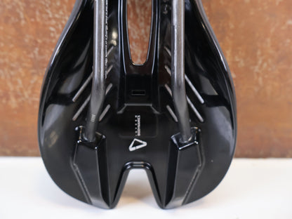 Sattel von Bontrager, Bontrager Hilo Pro Carbon Sattel 240x134mm Triathlon TT vor USEDBIKES-OB.DE Hintergrund