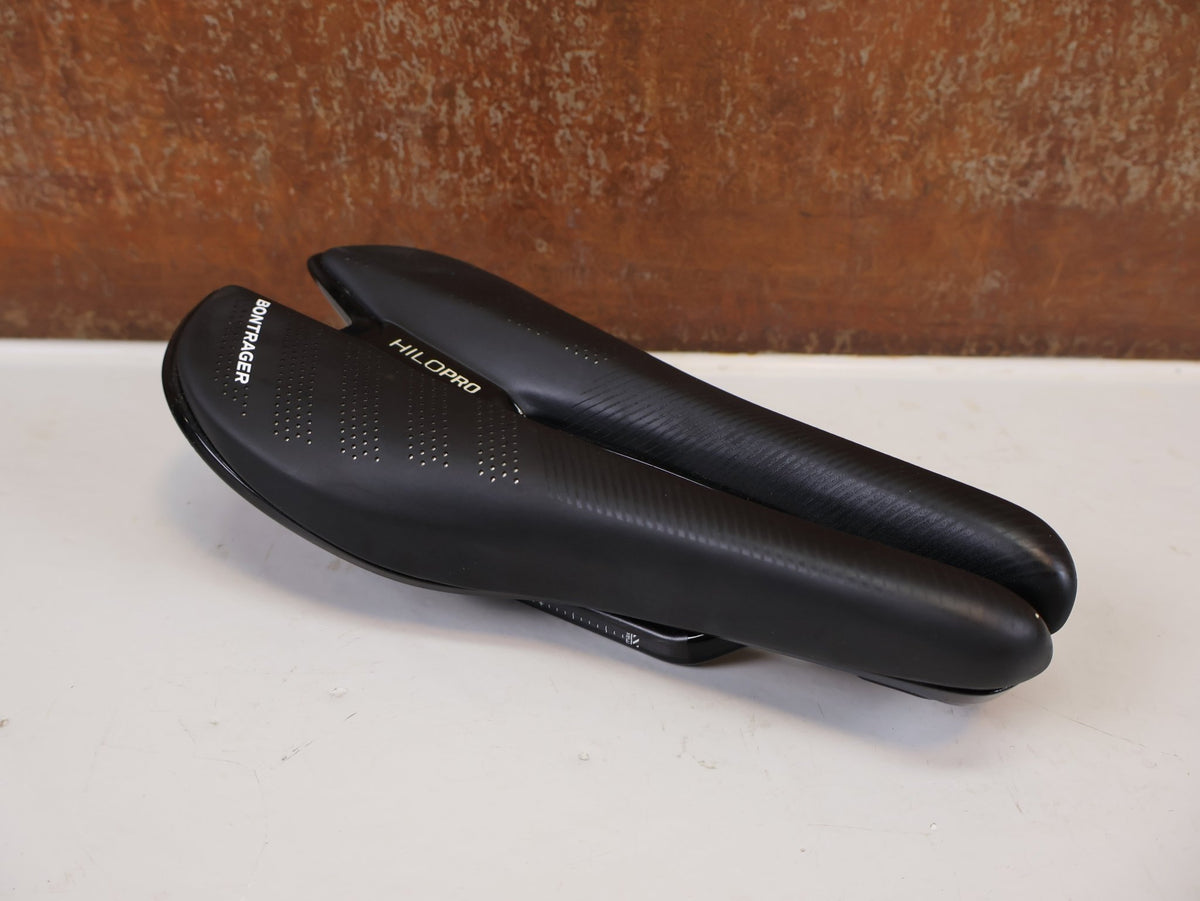 Sattel von Bontrager, Bontrager Hilo Pro Carbon Sattel 240x134mm Triathlon TT vor USEDBIKES-OB.DE Hintergrund