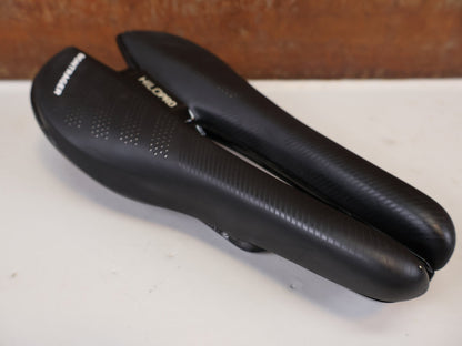 Sattel von Bontrager, Bontrager Hilo Pro Carbon Sattel 240x134mm Triathlon TT vor USEDBIKES-OB.DE Hintergrund