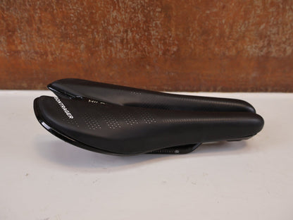 Sattel von Bontrager, Bontrager Hilo Pro Carbon Sattel 240x134mm Triathlon TT vor USEDBIKES-OB.DE Hintergrund