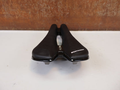 Sattel von Bontrager, Bontrager Hilo Pro Carbon Sattel 240x134mm Triathlon TT vor USEDBIKES-OB.DE Hintergrund