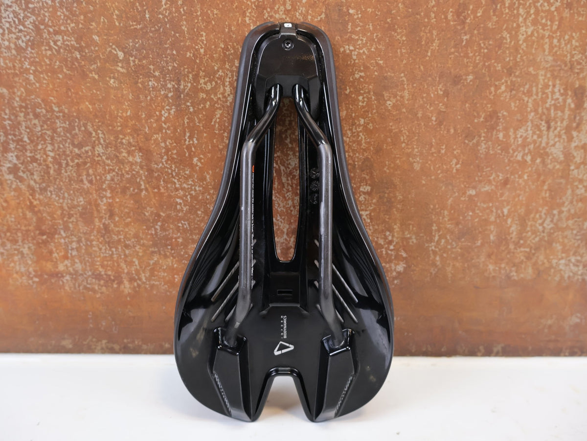 Sattel von Bontrager, Bontrager Hilo Pro Carbon Sattel 240x134mm Triathlon TT vor USEDBIKES-OB.DE Hintergrund