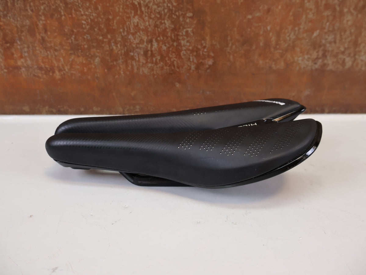 Sattel von Bontrager, Bontrager Hilo Pro Carbon Sattel 240x134mm Triathlon TT vor USEDBIKES-OB.DE Hintergrund