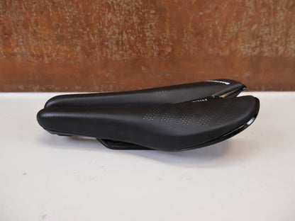 Sattel von Bontrager, Bontrager Hilo Pro Carbon Sattel 240x134mm Triathlon TT vor USEDBIKES-OB.DE Hintergrund