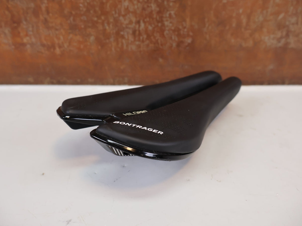Sattel von Bontrager, Bontrager Hilo Pro Carbon Sattel 240x134mm Triathlon TT vor USEDBIKES-OB.DE Hintergrund