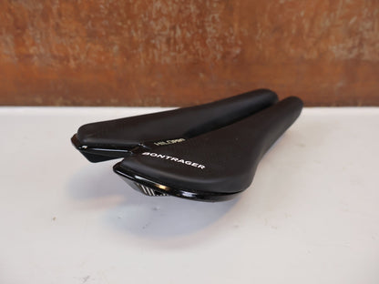 Sattel von Bontrager, Bontrager Hilo Pro Carbon Sattel 240x134mm Triathlon TT vor USEDBIKES-OB.DE Hintergrund