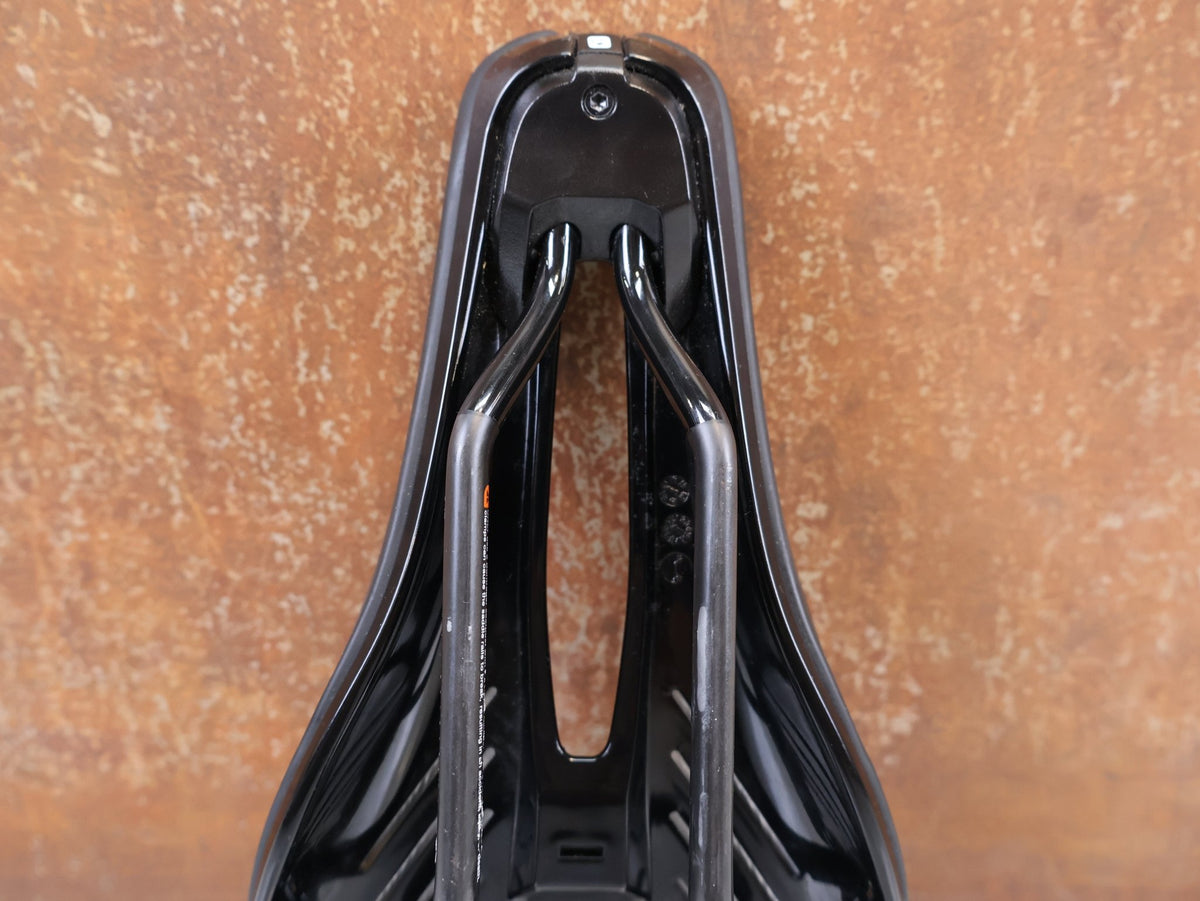 Sattel von Bontrager, Bontrager Hilo Pro Carbon Sattel 240x134mm Triathlon TT vor USEDBIKES-OB.DE Hintergrund