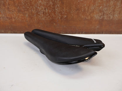 Sattel von Bontrager, Bontrager Hilo Pro Carbon Sattel 240x134mm Triathlon TT vor USEDBIKES-OB.DE Hintergrund