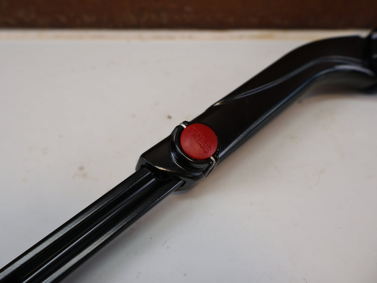 Fahrradständer & Heckträger von Bontrager, BONTRAGER HINTERBAU SEITENSTÄNDER / VERSTELLBAR FÜR 24 BIS 29 ZOLL / UNIVERSAL ALUMIUM vor USEDBIKES-OB.DE Hintergrund