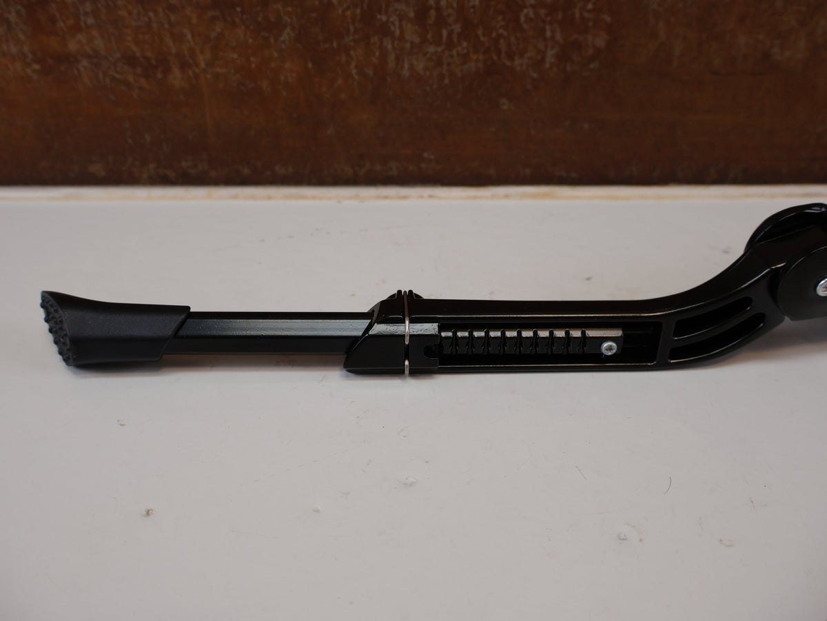 Fahrradständer & Heckträger von Bontrager, BONTRAGER HINTERBAU SEITENSTÄNDER / VERSTELLBAR FÜR 24 BIS 29 ZOLL / UNIVERSAL ALUMIUM vor USEDBIKES-OB.DE Hintergrund