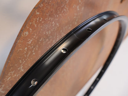 Zubehör von Bontrager, BONTRAGER KOVEE 25 TLR 29 ZOLL MTB FELGE 32 LOCH vor USEDBIKES-OB.DE Hintergrund