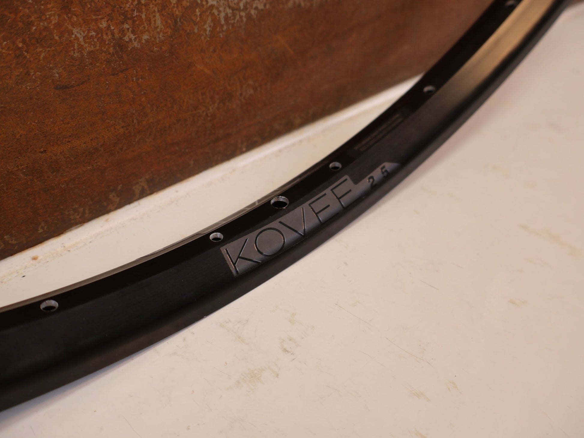 Zubehör von Bontrager, BONTRAGER KOVEE 25 TLR 29 ZOLL MTB FELGE 32 LOCH vor USEDBIKES-OB.DE Hintergrund