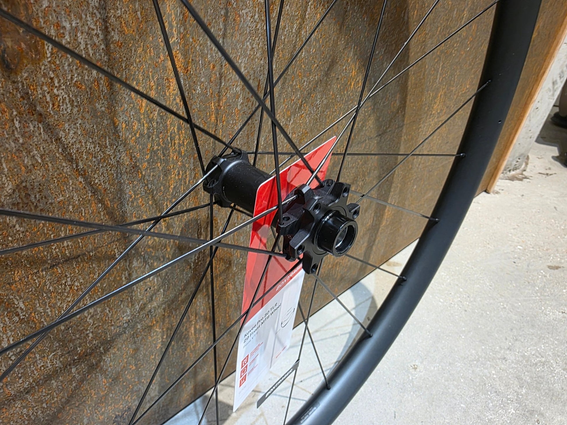 Laufrad/Laufradsatz von Bontrager, BONTRAGER KOVEE PRO 30 BOOST TLR 29 MTB LAUFRADSATZ DISC vor USEDBIKES - OB.DE Hintergrund