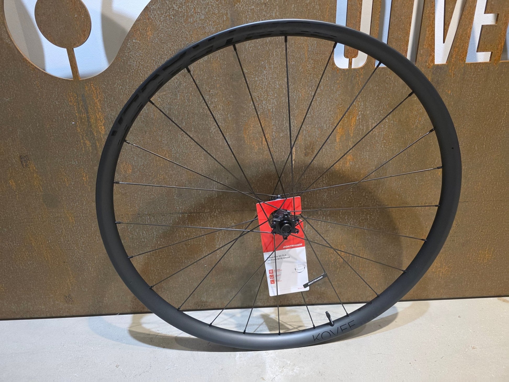 Laufrad/Laufradsatz von Bontrager, BONTRAGER KOVEE PRO 30 BOOST TLR 29 MTB LAUFRADSATZ DISC vor USEDBIKES - OB.DE Hintergrund