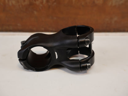Vorbau von Bontrager, BONTRAGER KOVEE PRO 35 BLENDR VORBAU / MTB VORBAU / 13 GRAD X 50 MM vor USEDBIKES-OB.DE Hintergrund