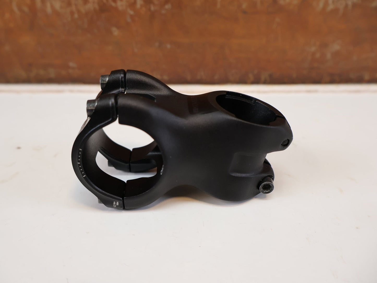 Vorbau von Bontrager, BONTRAGER KOVEE PRO 35 BLENDR VORBAU / MTB VORBAU / 13 GRAD X 50 MM vor USEDBIKES-OB.DE Hintergrund