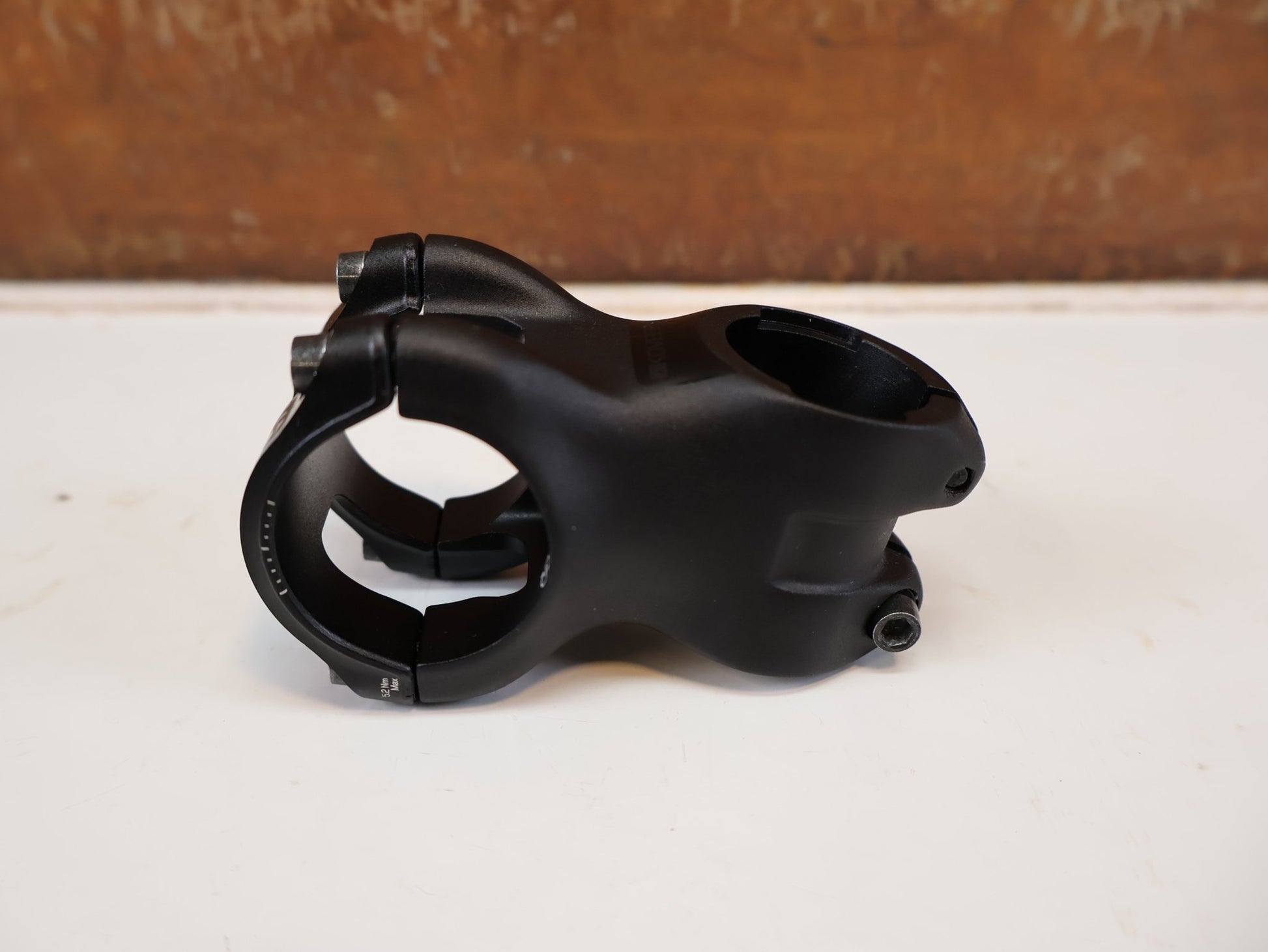Vorbau von Bontrager, BONTRAGER KOVEE PRO 35 BLENDR VORBAU / MTB VORBAU / 13 GRAD X 50 MM vor USEDBIKES-OB.DE Hintergrund