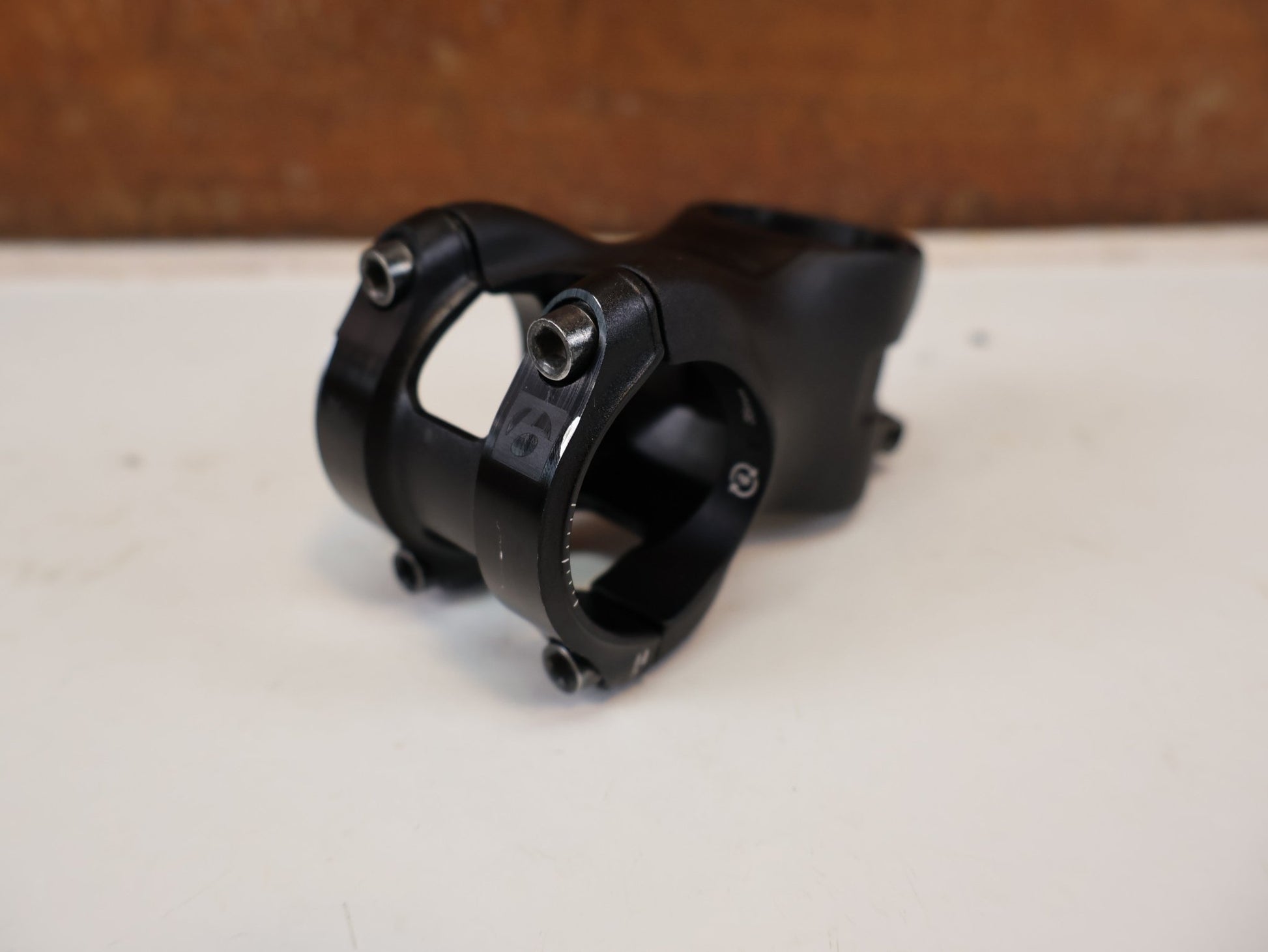 Vorbau von Bontrager, BONTRAGER KOVEE PRO 35 BLENDR VORBAU / MTB VORBAU / 13 GRAD X 50 MM vor USEDBIKES-OB.DE Hintergrund