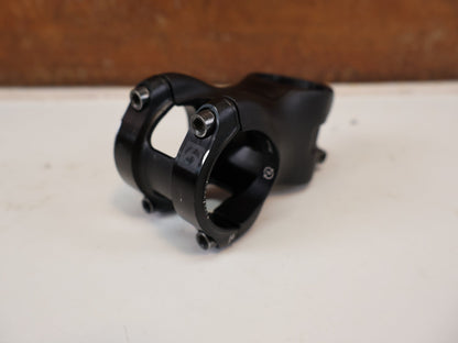 Vorbau von Bontrager, BONTRAGER KOVEE PRO 35 BLENDR VORBAU / MTB VORBAU / 13 GRAD X 50 MM vor USEDBIKES-OB.DE Hintergrund
