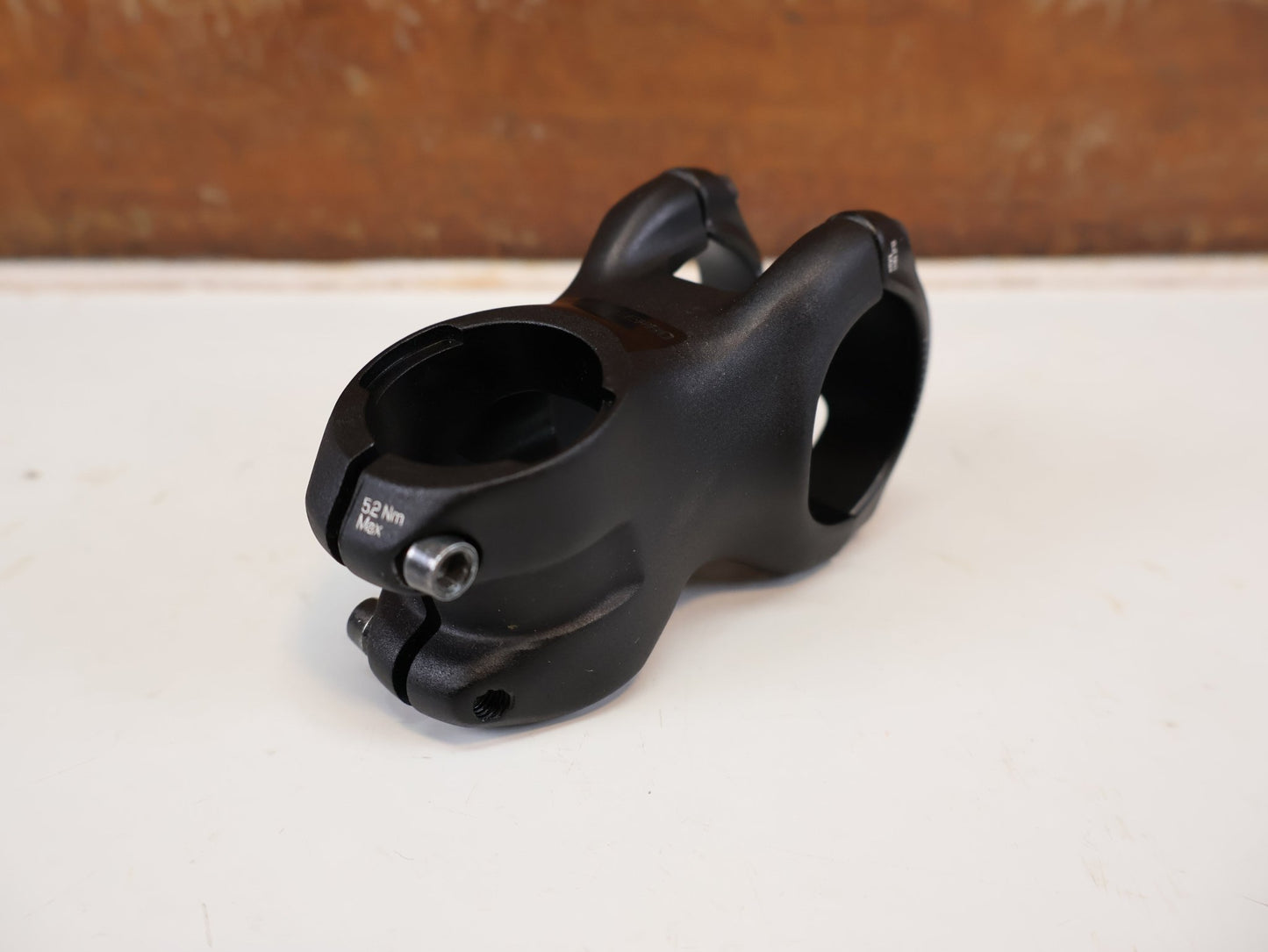 Vorbau von Bontrager, BONTRAGER KOVEE PRO 35 BLENDR VORBAU / MTB VORBAU / 13 GRAD X 50 MM vor USEDBIKES-OB.DE Hintergrund
