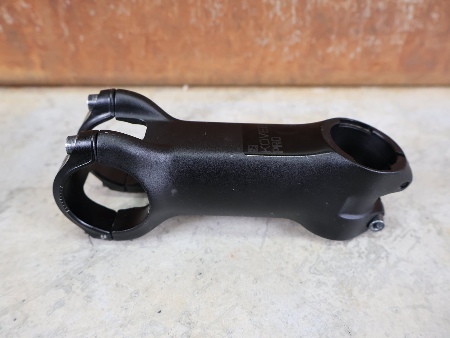 Vorbau von Bontrager, BONTRAGER KOVEE PRO 35 STEM - 13 GRAD 100MM vor USEDBIKES - OB.DE Hintergrund