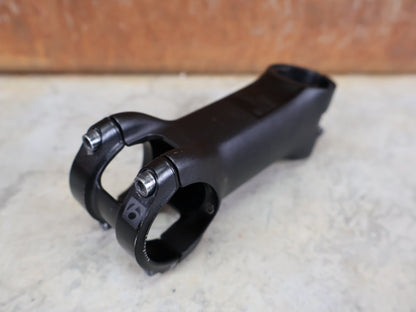 Vorbau von Bontrager, BONTRAGER KOVEE PRO 35 STEM - 13 GRAD 100MM vor USEDBIKES - OB.DE Hintergrund