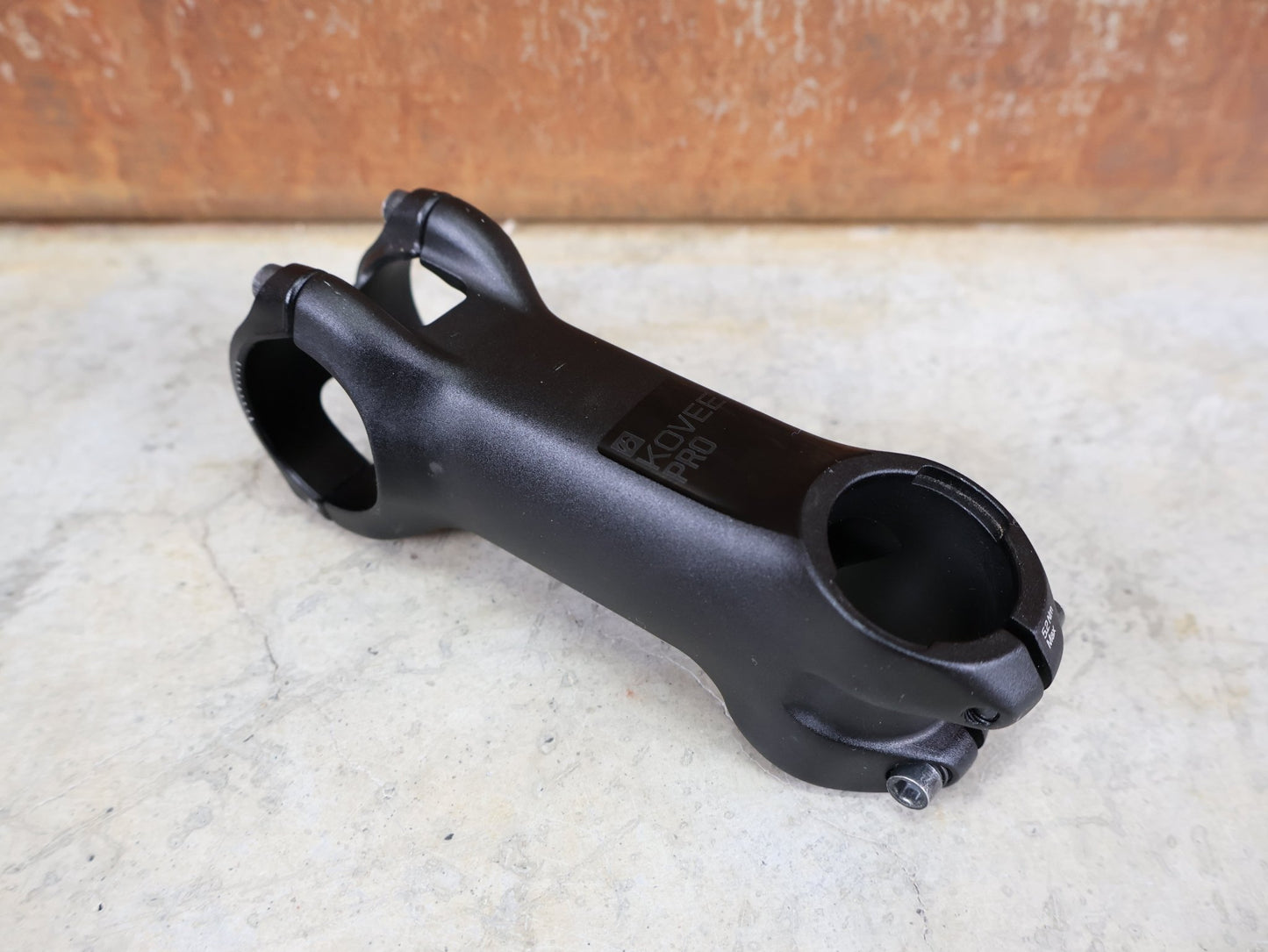 Vorbau von Bontrager, BONTRAGER KOVEE PRO 35 STEM - 13 GRAD 100MM vor USEDBIKES - OB.DE Hintergrund